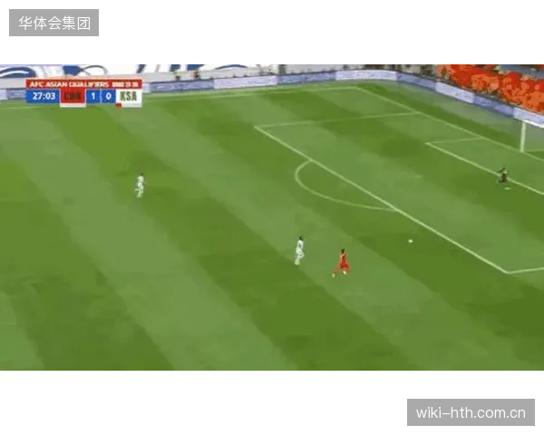 南非队防守阵型需应对沙特队的传控打法,压缩空间是关键。 南非队防守阵型需应对沙特队的传控打法,压缩空间是关键。